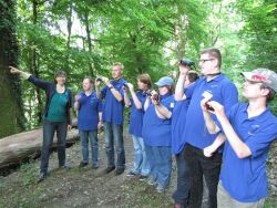 Sieben UA mit ihren T-Shirts bei der Qualifizierung im Wald. Sie erproben den Einsatz der Ferngläser.
