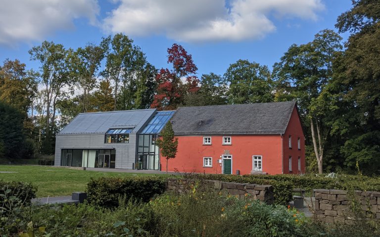 Blick auf das Rote Haus und das angebaute Landschaftshaus