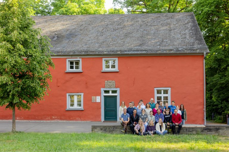 Mitarbeitende der Biostation vor dem Roten Haus