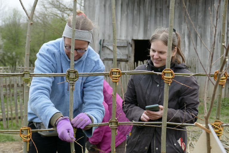 Flechtzaunbau – hier: Rosenknoten nach Klaus Klasen – eine wahre Herausforderung (Foto: Klaus Wopfner)