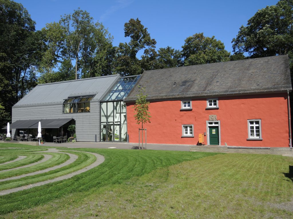 Rotes Haus mit Landschaftshaus