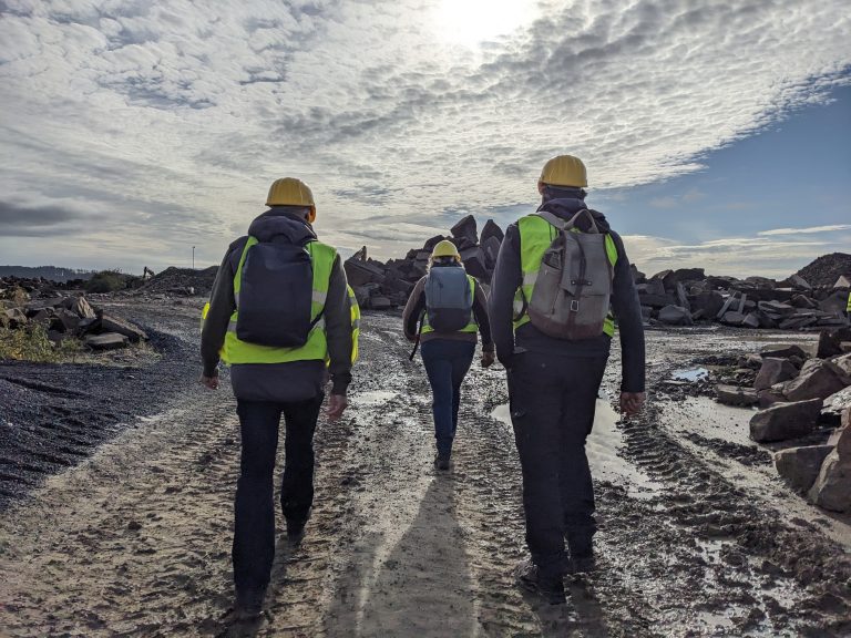 Mitarbeitende im Steinbruch