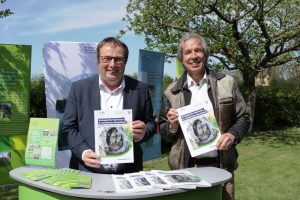 Umweltminister Oliver Krischer und Dr. Jan Boomers zeigen die Broschüre